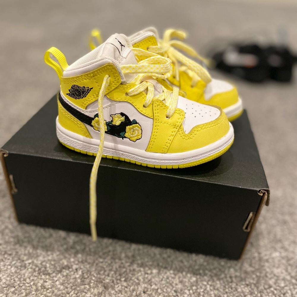 Jordan 1’s Mid SE TD rose patch Dynamic Yellow
